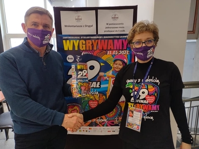 na zdjęciu wolontariusze zbierający pieniążki na rzecz wośp