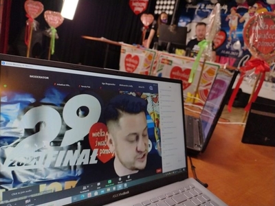 na zdjęciu wolontariusze zbierający pieniążki na rzecz wośp