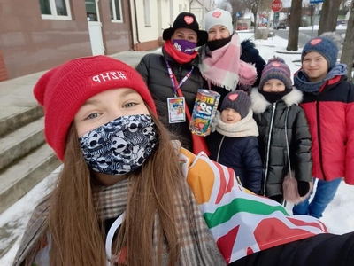 na zdjęciu wolontariusze zbierający pieniążki na rzecz wośp