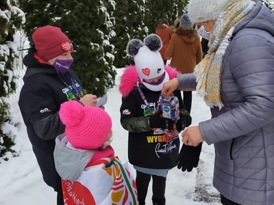 na zdjęciu wolontariusze zbierający pieniążki na rzecz wośp
