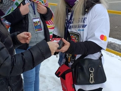 na zdjęciu wolontariusze zbierający pieniążki na rzecz wośp