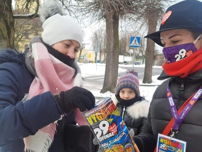 na zdjęciu wolontariusze zbierający pieniążki na rzecz wośp