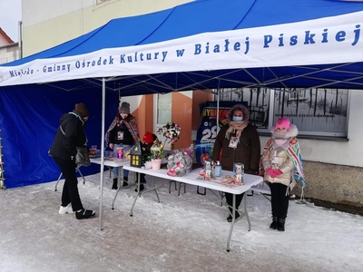 na zdjęciu wolontariusze zbierający pieniążki na rzecz wośp