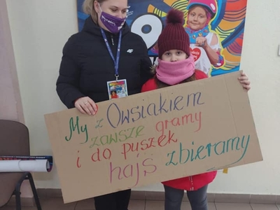 na zdjęciu wolontariusze zbierający pieniążki na rzecz wośp