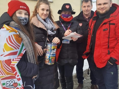 na zdjęciu wolontariusze zbierający pieniążki na rzecz wośp