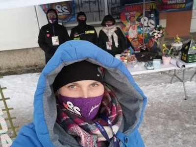 na zdjęciu wolontariusze zbierający pieniążki na rzecz wośp