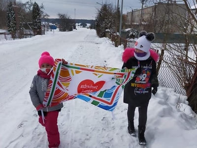 na zdjęciu wolontariusze zbierający pieniążki na rzecz wośp