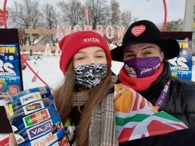 na zdjęciu wolontariusze zbierający pieniążki na rzecz wośp