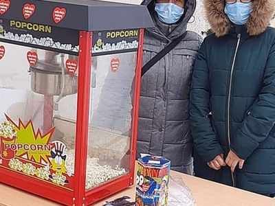 na zdjęciu wolontariusze zbierający pieniążki na rzecz wośp