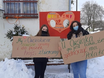 na zdjęciu wolontariusze zbierający pieniążki na rzecz wośp