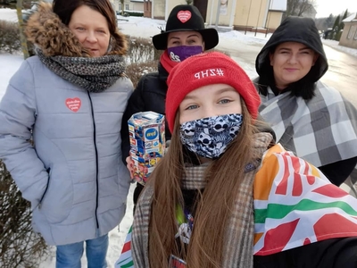 na zdjęciu wolontariusze zbierający pieniążki na rzecz wośp