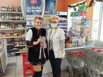 na zdjęciu wolontariusze zbierający pieniążki na rzecz wośp