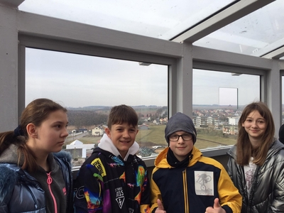 na zdjęciu grupa dzieci i młodzieży zwiedzająca wieżę ciśnień