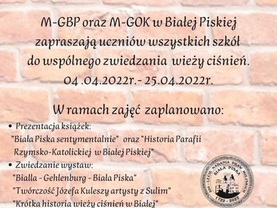 na zdjęciu grupa dzieci i młodzieży zwiedzająca wieżę ciśnień