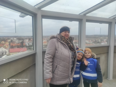 na zdjęciu grupa dzieci i młodzieży zwiedzająca wieżę ciśnień