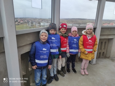 na zdjęciu grupa dzieci i młodzieży zwiedzająca wieżę ciśnień