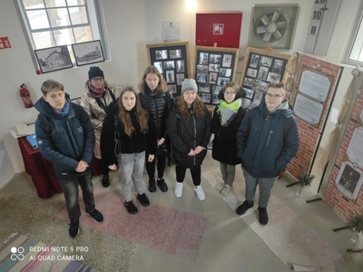 na zdjęciu grupa dzieci i młodzieży zwiedzająca wieżę ciśnień