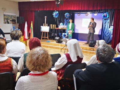 ludzie na scenie ,przemowy