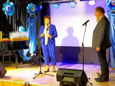 ludzie na scenie ,przemowy