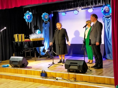 ludzie na scenie ,przemowy