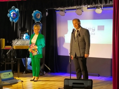 ludzie na scenie ,przemowy