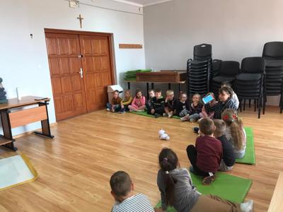 Wiosenne kodowanie z robotem Photon i bardzo głodną gąsienicą.