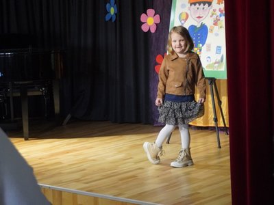 Wierszowisko  występy dzieci na scenie  w domu kultury