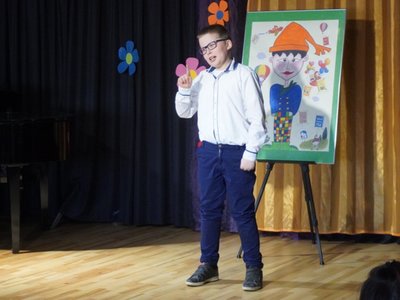 Wierszowisko  występy dzieci na scenie  w domu kultury