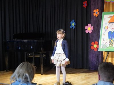 Wierszowisko  występy dzieci na scenie  w domu kultury