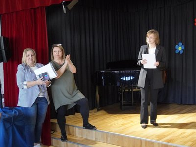 Wierszowisko  występy dzieci na scenie  w domu kultury