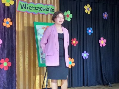 Wierszowisko  występy dzieci na scenie  w domu kultury