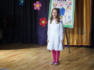 Wierszowisko  występy dzieci na scenie  w domu kultury