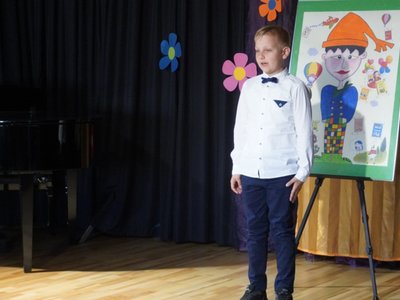 Wierszowisko  występy dzieci na scenie  w domu kultury