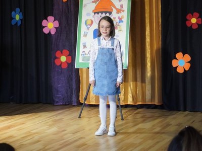 Wierszowisko  występy dzieci na scenie  w domu kultury