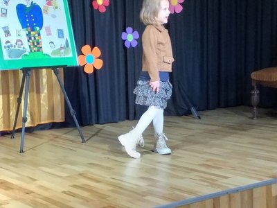Wierszowisko  występy dzieci na scenie  w domu kultury
