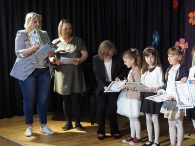 Wierszowisko  występy dzieci na scenie  w domu kultury