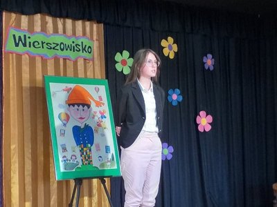 Wierszowisko  występy dzieci na scenie  w domu kultury