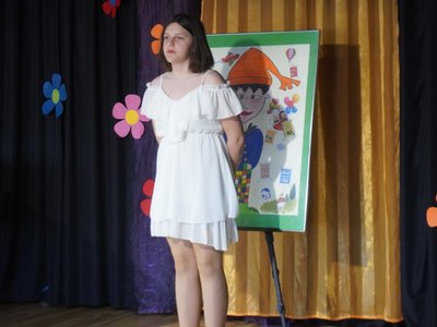 Wierszowisko  występy dzieci na scenie  w domu kultury