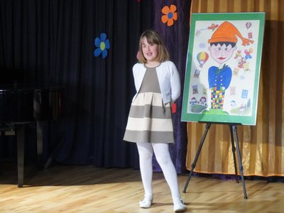 Wierszowisko  występy dzieci na scenie  w domu kultury
