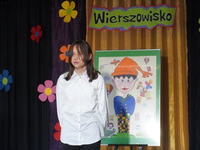 Wierszowisko  występy dzieci na scenie  w domu kultury