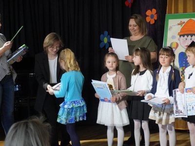 Wierszowisko  występy dzieci na scenie  w domu kultury
