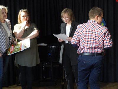 Wierszowisko  występy dzieci na scenie  w domu kultury