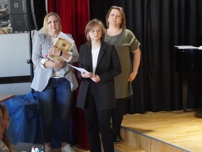 Wierszowisko  występy dzieci na scenie  w domu kultury