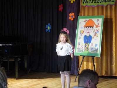 Wierszowisko  występy dzieci na scenie  w domu kultury