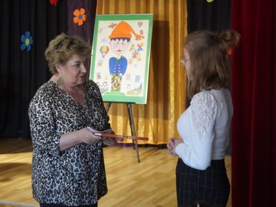 Wierszowisko  występy dzieci na scenie  w domu kultury