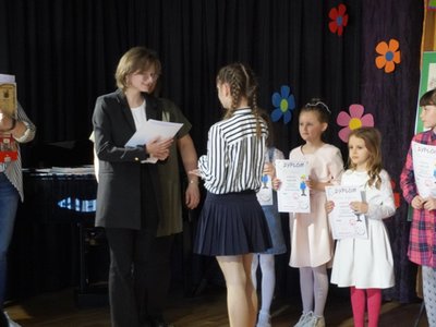 Wierszowisko  występy dzieci na scenie  w domu kultury