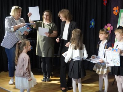 Wierszowisko  występy dzieci na scenie  w domu kultury