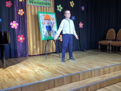 Wierszowisko  występy dzieci na scenie  w domu kultury
