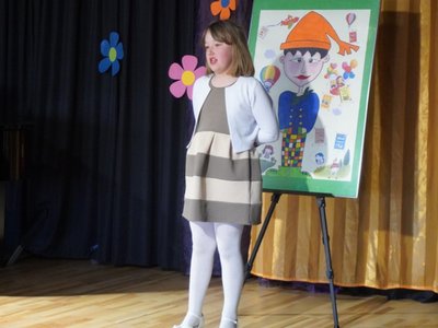 Wierszowisko  występy dzieci na scenie  w domu kultury