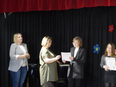 Wierszowisko  występy dzieci na scenie  w domu kultury
